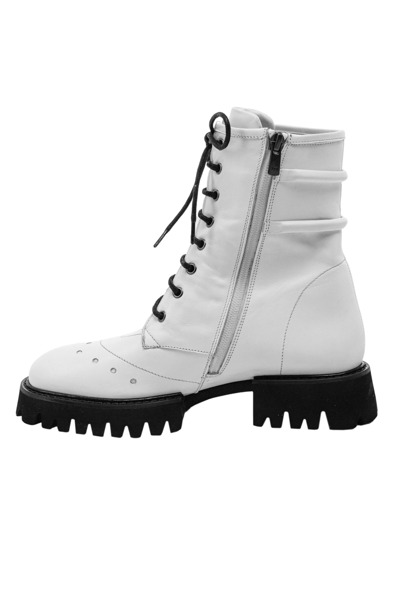 White boots photo 2